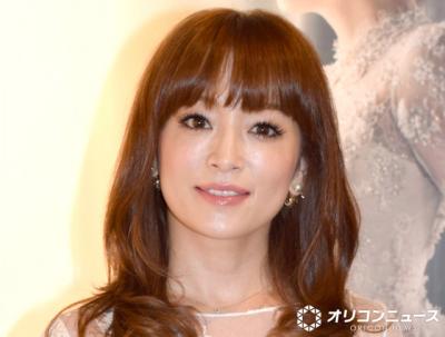 48歳・浜崎あゆみ、タイトなタンクトップ姿で“圧巻美ボディ”あらわ　「残酷な芸術の世界」への思いも吐露