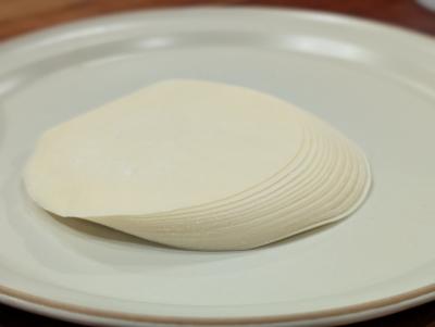 餃子の皮で“ミニタコス”？　アルミホイルを使った”裏ワザレシピ”「おやつやおつまみにもピッタリ」