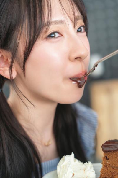 金村美玖、チョコがこぼれる“もぐもぐカット”　2nd写真集『機微』先行カット第11弾