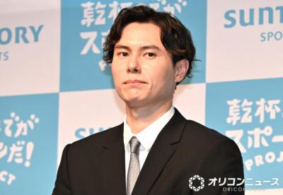 バレーボール・髙橋藍、サントリースポーツとアンバサダー契約　スーツ姿で会見に登壇