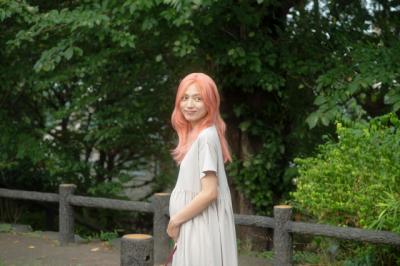 川口春奈、印象一変のピンク髪　我が子を思う母の願いを表現『ママがもうこの世界にいなくても』場面写真