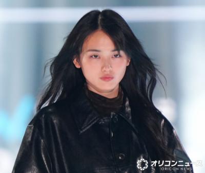 【TGC】櫻坂46・山﨑天、クールな眼差しで観客を魅了　ゆったりシルエットのレザー着こなす