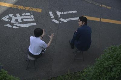 北村匠海、「離婚」の一言で豹変する夫を熱演　奈緒を車内で威圧する『シャドウワーク』本編映像