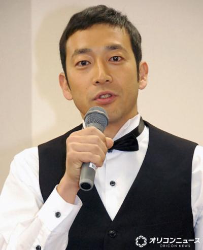 迫田孝也、“顔出し”妻との2ショット　サプライズ手紙に感動「早く帰ってお礼が言いたい！」